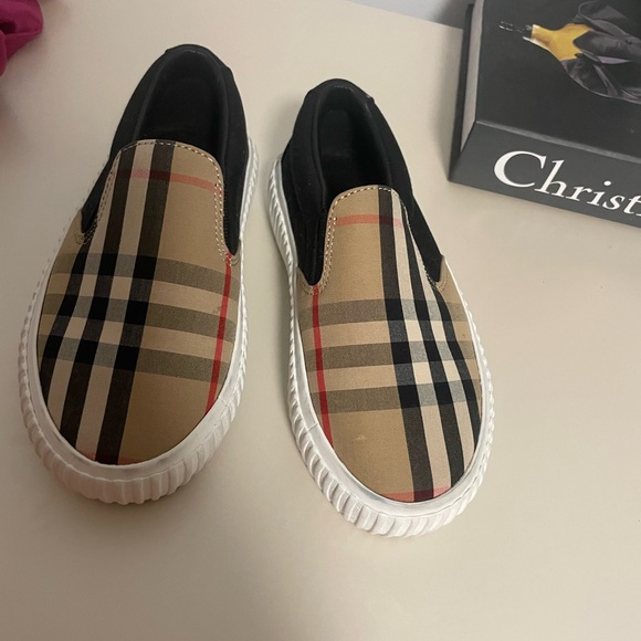Burberry kids shoe - Picture 2 of 4